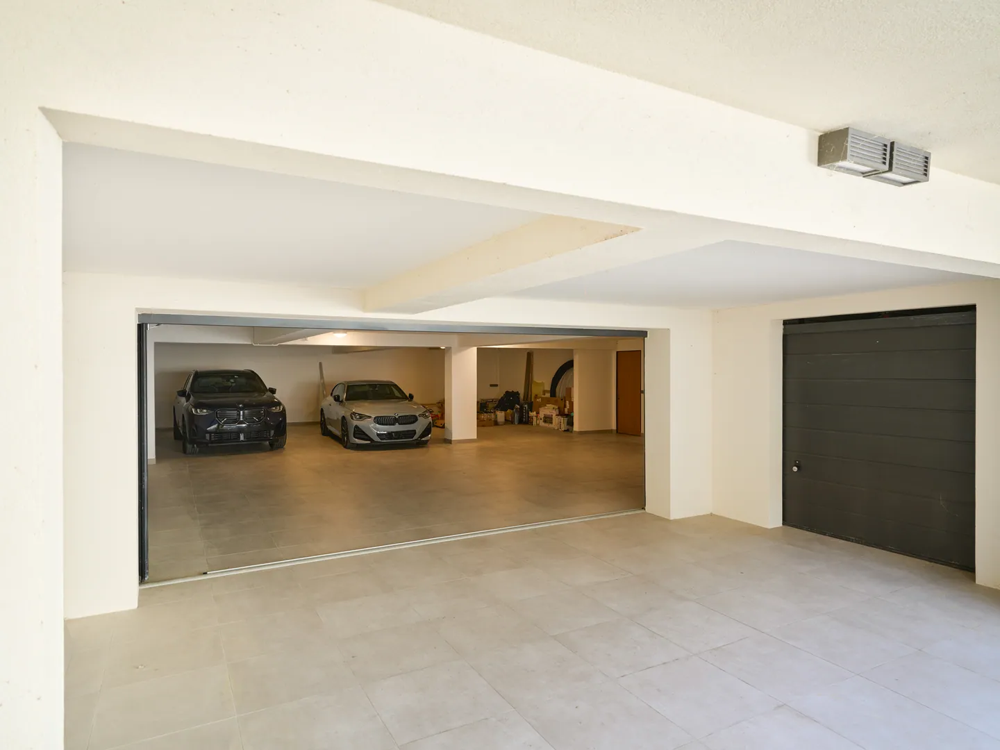 Garage en sous-sol de grande capacité au sol carrelé