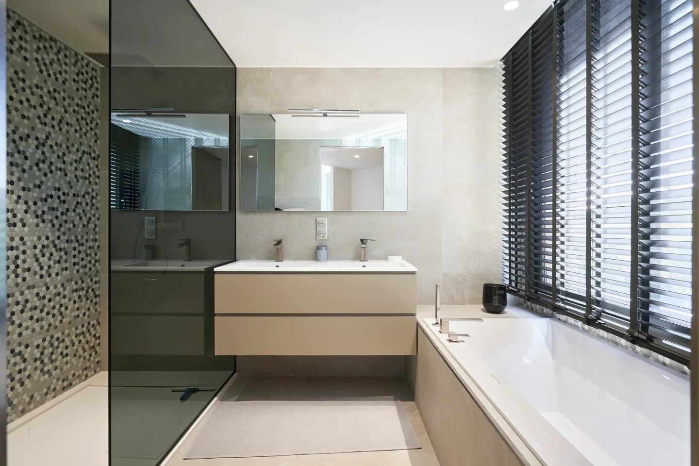 Salle de bains avec double vasque, baignoire sous la fenêtre et douche à l'italienne en mosaïque