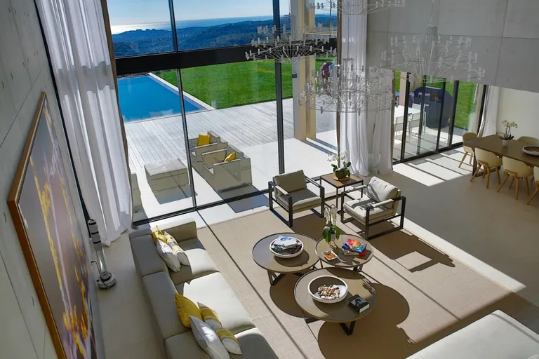 Le salon vu depuis la mezzanine, ouvert sur la piscine et la vue mer