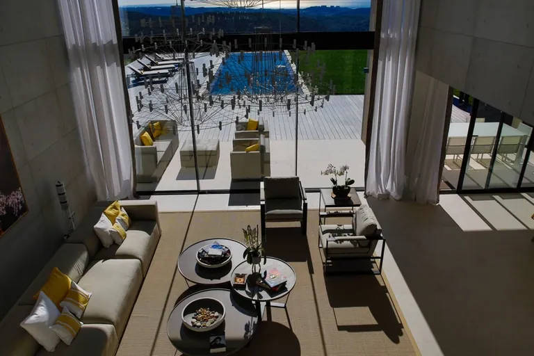 Salon et suspension filaire vus depuis l'étage, piscine en arrière-plan