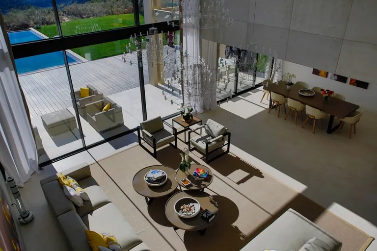 Vue plongeante sur le salon et la salle à manger depuis la mezzanine