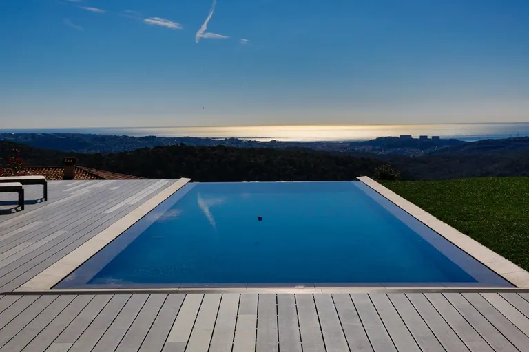 Piscine à débordement dans l'axe de la vue mer
