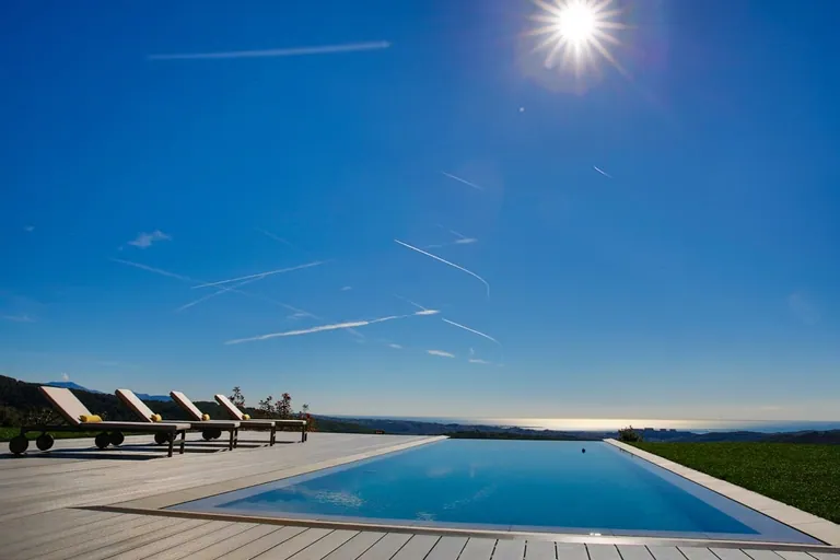 Piscine à débordement et bains de soleil en plein soleil