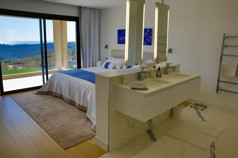 Suite parentale avec double vasque en îlot face au lit et à la vue mer