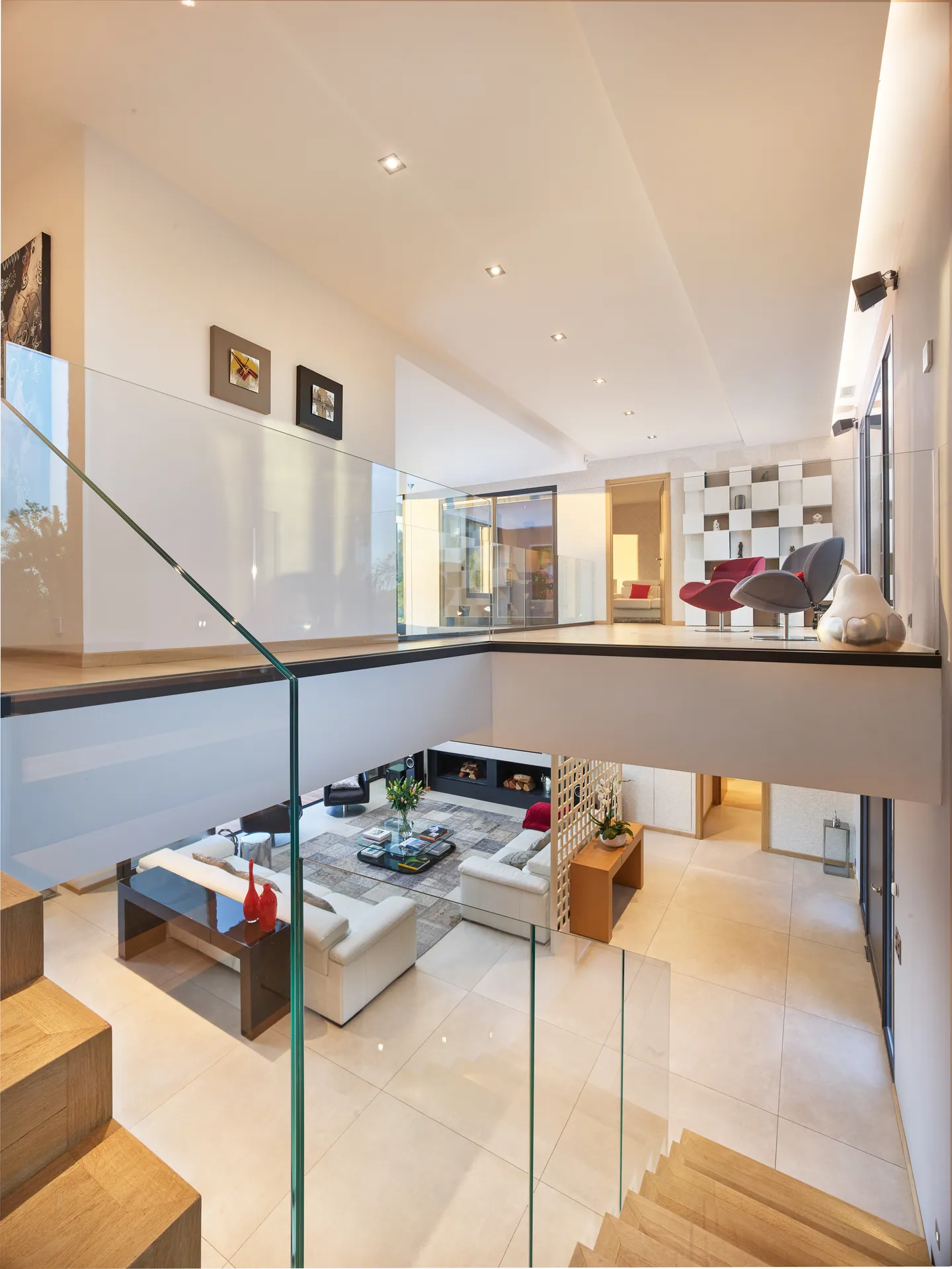 Mezzanine seen from the stairs, glass balustrade and lounge below