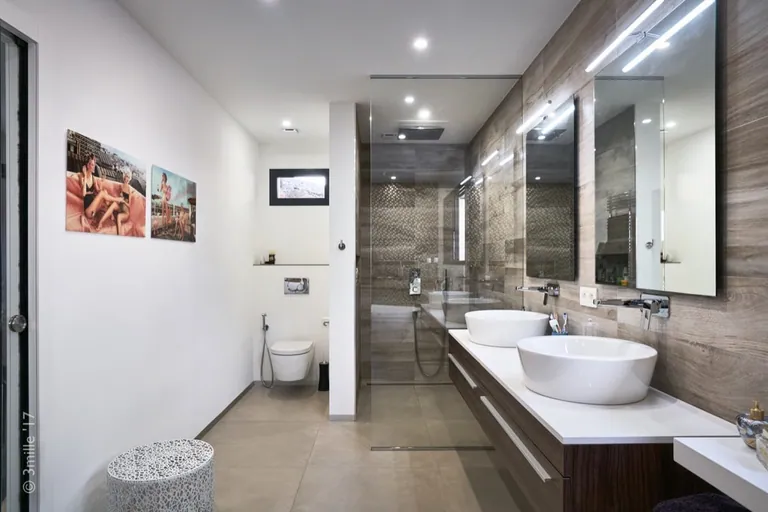 Bathroom with walk-in shower, double vanity and wood-effect tiles