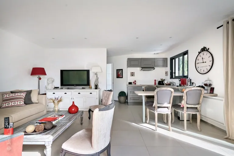 Second lounge with dining corner and kitchenette