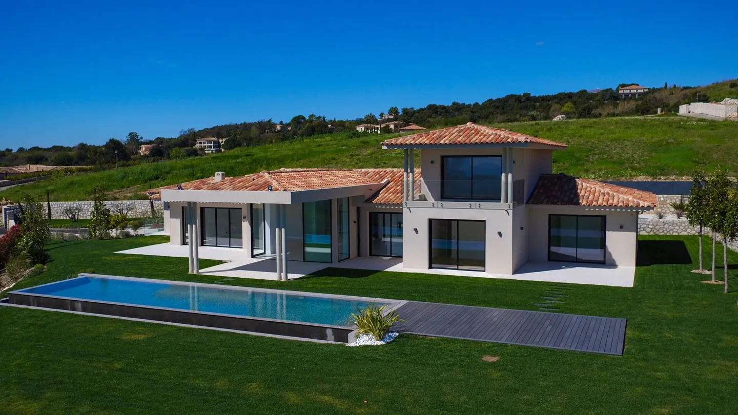 La villa de trois quarts, avec sa piscine et sa plage en lames grises