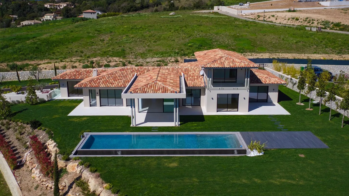 Frontal aerial view of the villa, its terrace and swimming pool