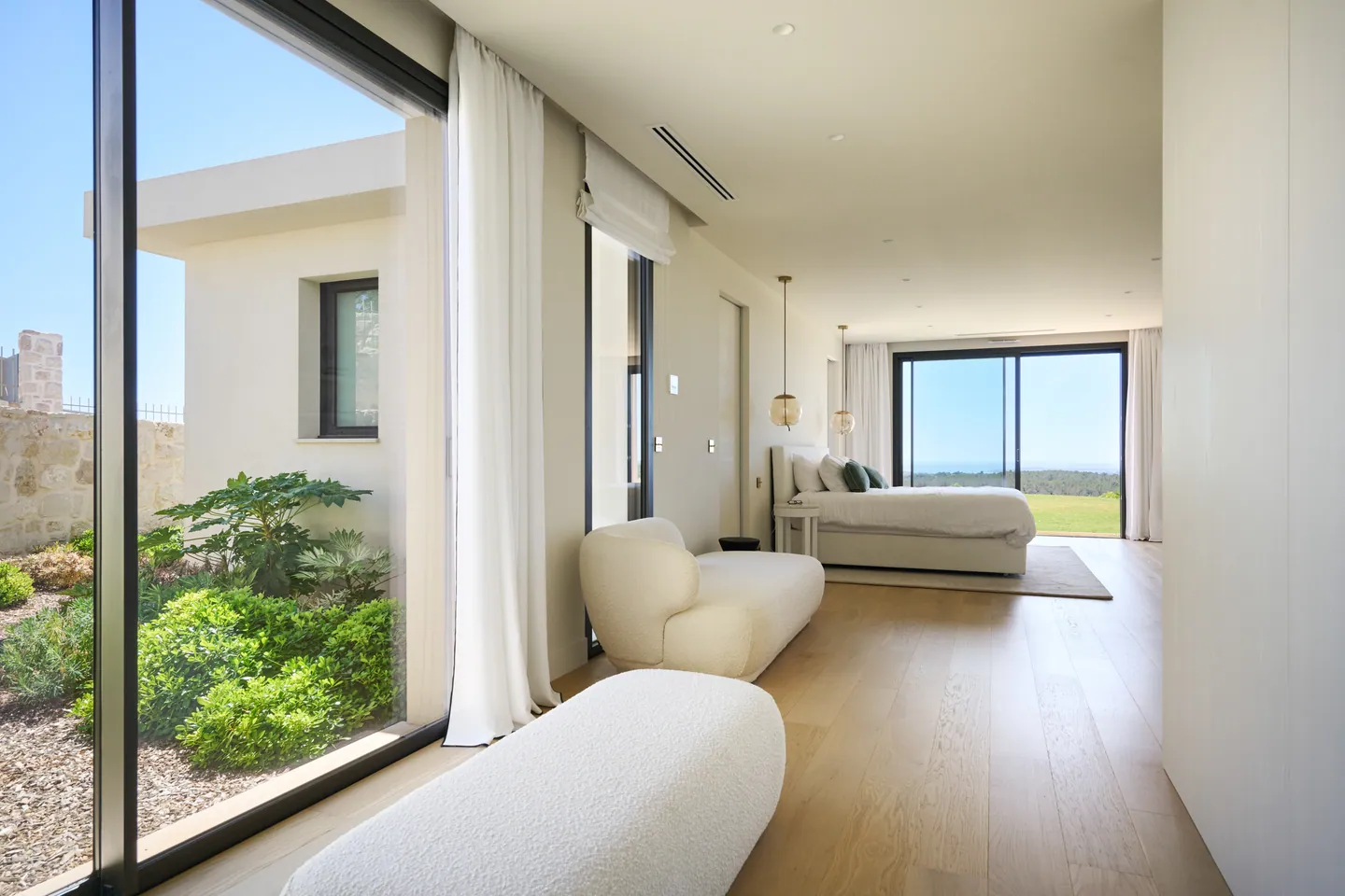 Suite parentale en longueur, baies sur patio planté, méridienne et parquet en chêne