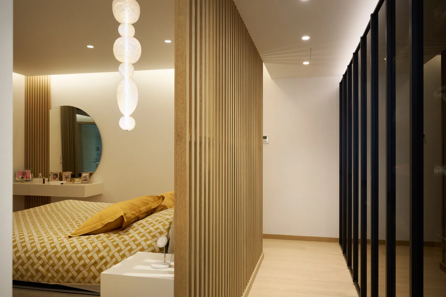 Cloison à lames de bois séparant la chambre du dressing aux portes vitrées