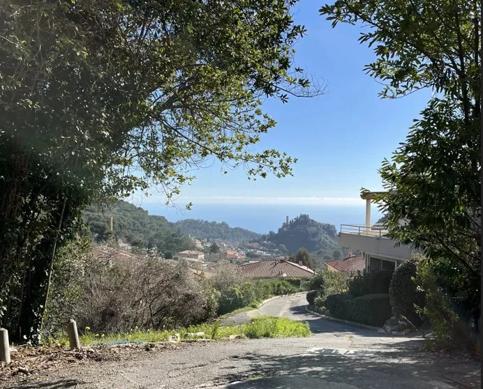 Building plot of 1,006 m² in Èze, sea view