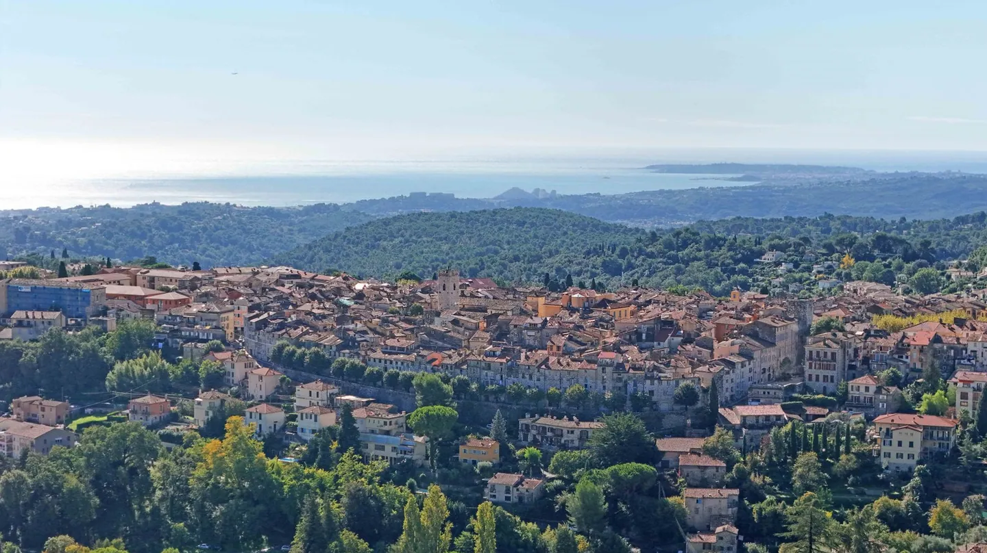 Building plot of 5,389 m² in the hills above Vence, view to the sea