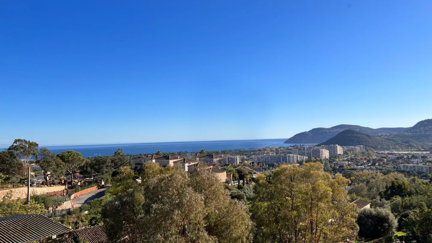 Building plot of 3,372 m² in Mandelieu, view over the Bay of Cannes