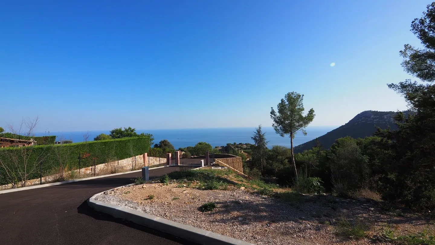 Building plots of 1,449 to 2,836 m² in La Turbie, access road and sea view