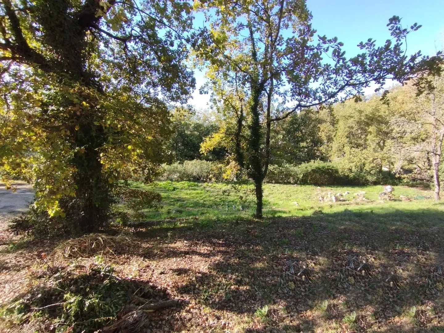 Building plot of 2,300 m² in Châteauneuf de Grasse, wooded land