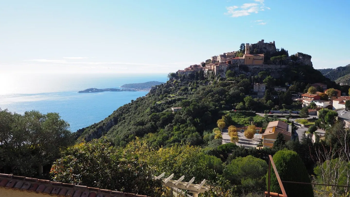 Building plot of 1,400 m² in Èze, view of the village and the coastline