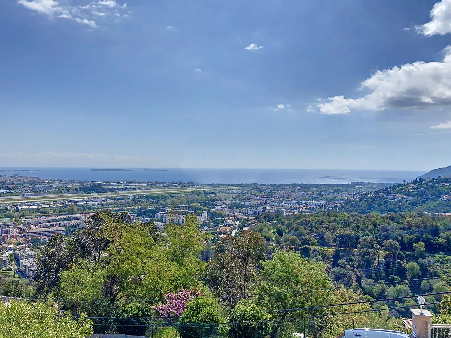 Building plot of 1,398 m² in Mandelieu, view over the Bay of Cannes